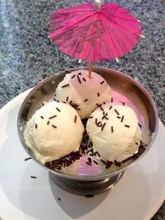 Una foto de Helado de coco con leche de coco