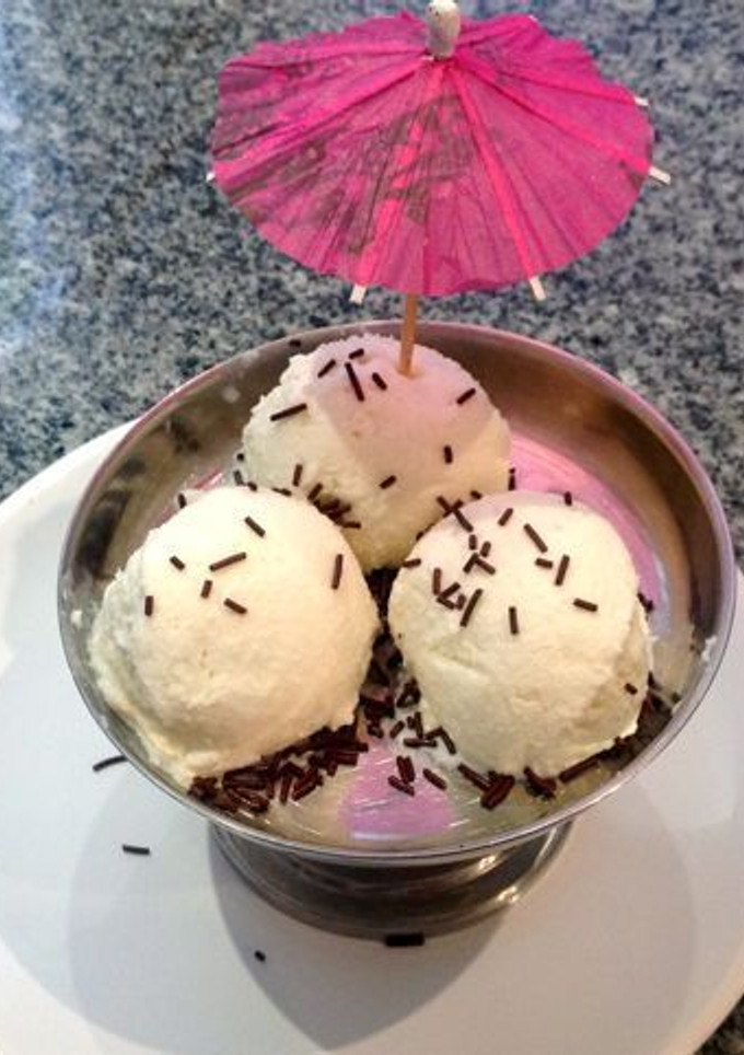 Una foto de Helado de coco con leche de coco