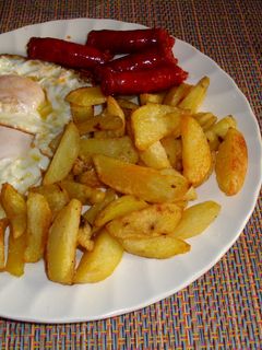 Una foto de Patatas fritas, huevos y chistorra