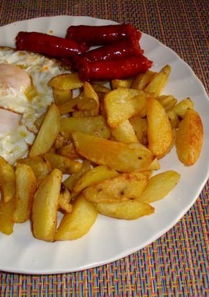 Una foto de Patatas fritas, huevos y chistorra