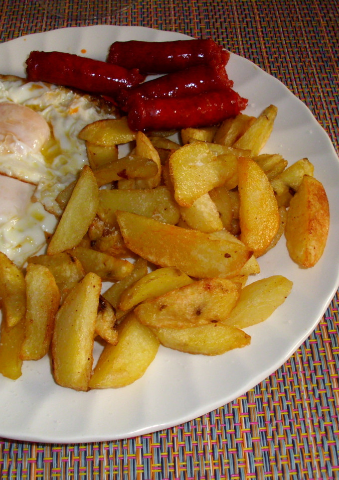 Una foto de Patatas fritas, huevos y chistorra