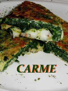 Una foto de Tortilla de espinacas y langostinos