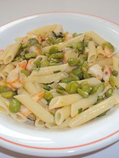 Una foto de Macarrones con habas y langostinos