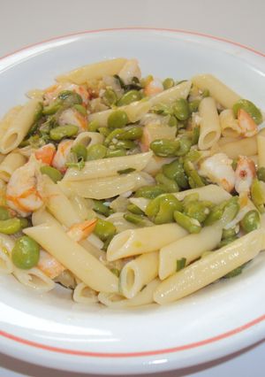 Una foto de Macarrones con habas y langostinos