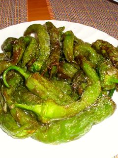 Una foto de Pimientos fritos o pajaritos de huerta