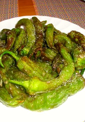 Una foto de Pimientos fritos o pajaritos de huerta