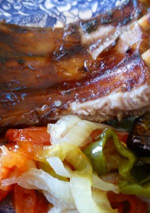 Una foto de Costilla asada con guarnición de verduras