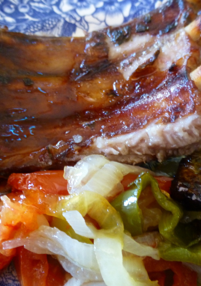 Una foto de Costilla asada con guarnición de verduras