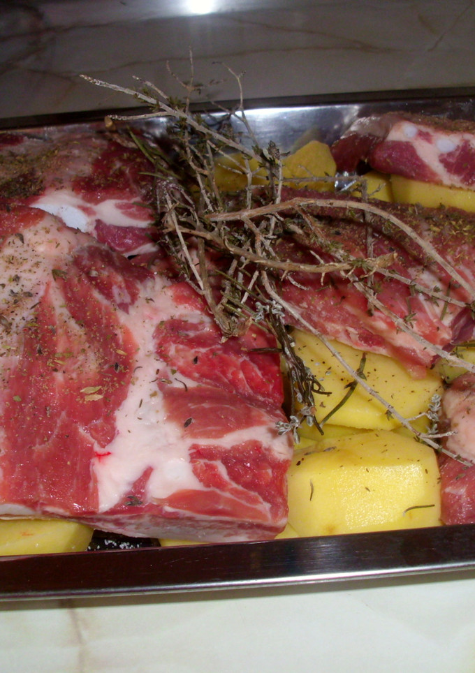 Una foto de Costilla de cerdo con patata al horno