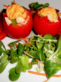 Una foto de Tomates rellenos con palitos de mar
