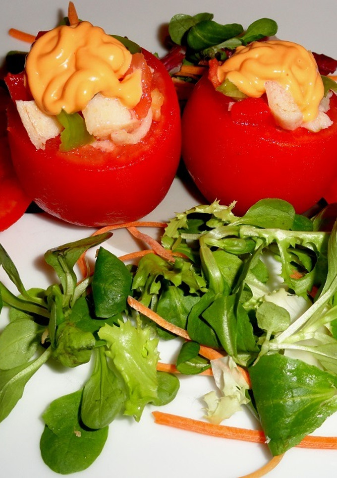 Una foto de Tomates rellenos con palitos de mar