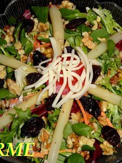 Una foto de Ensalada gourmet con espárragos y frutos secos
