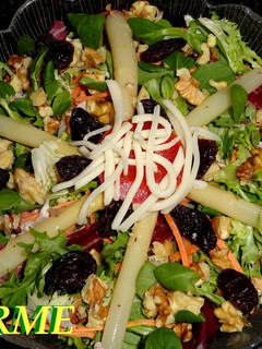 Una foto de Ensalada gourmet con espárragos y frutos secos