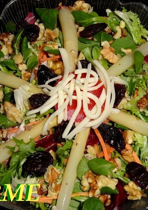 Una foto de Ensalada gourmet con espárragos y frutos secos