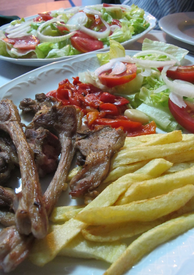 Una foto de Chuleta de cordero con patatas fritas y ensalada