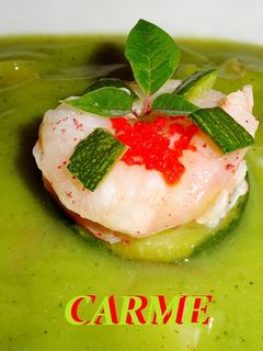 Una foto de Sopa fría de calabacín con carpaccio de langostinos