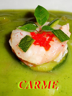 Una foto de Sopa fría de calabacín con carpaccio de langostinos