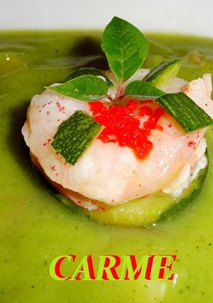 Una foto de Sopa fría de calabacín con carpaccio de langostinos
