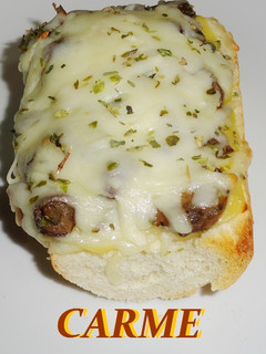 Una foto de Tosta de setas con queso gratinado