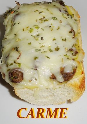 Una foto de Tosta de setas con queso gratinado