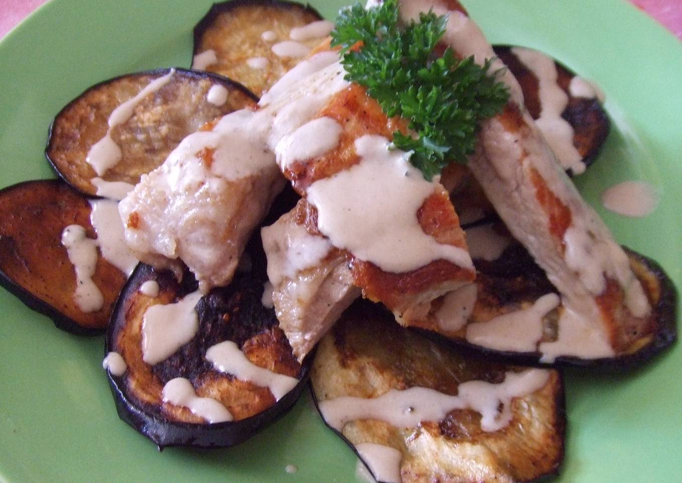 Secreto ibérico con salsa de cebolla y chips de berenjena<br />