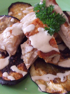 Una foto de Secreto ibérico con salsa de cebolla y chips de berenjena