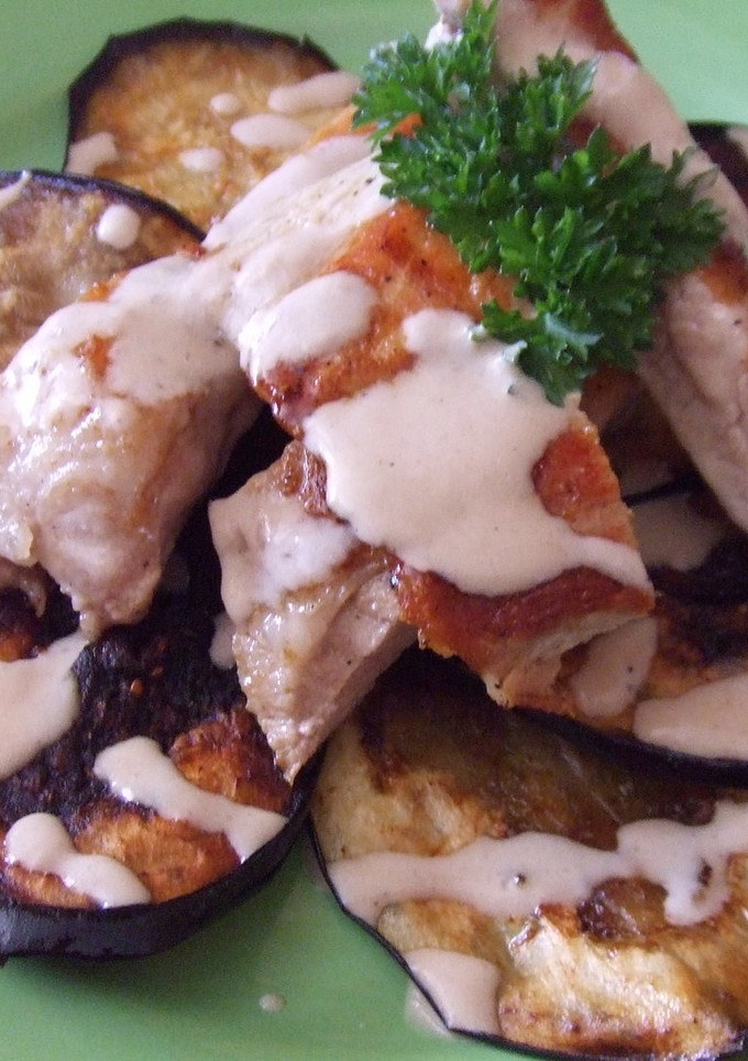 Una foto de Secreto ibérico con salsa de cebolla y chips de berenjena