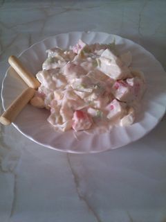 Una foto de Ensalada de lechuga, surimi y huevo duro