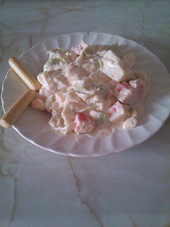 Una foto de Ensalada de lechuga, surimi y huevo duro