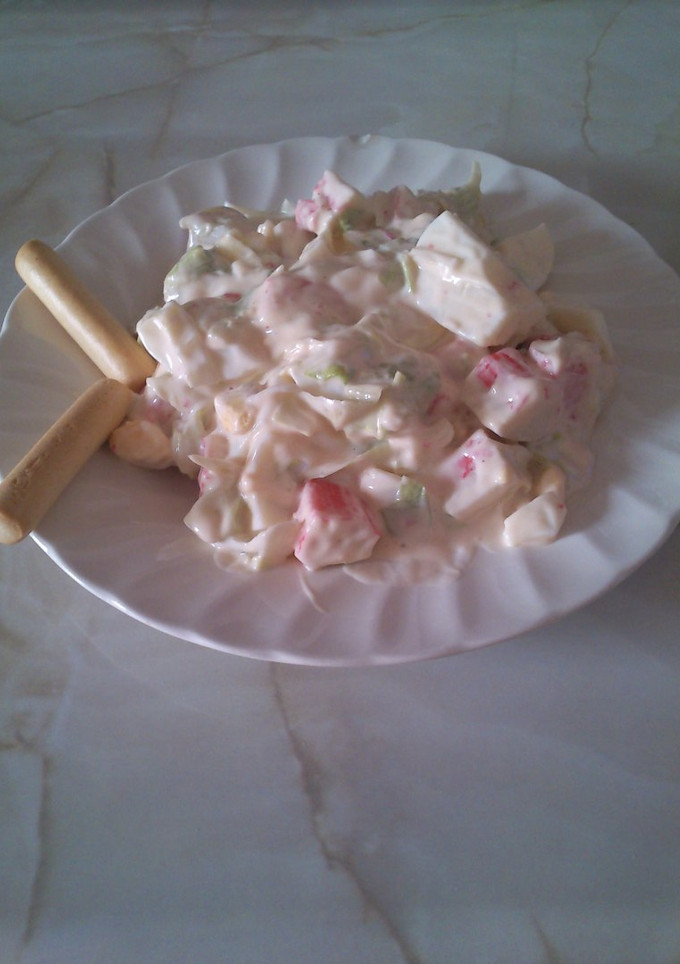 Una foto de Ensalada de lechuga, surimi y huevo duro