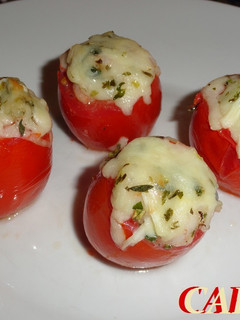 Una foto de Tomates gratinados rellenos de langostinos