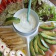 Ensalada de salmón con aguacate, brotes de alfalfa y salsa de yogur