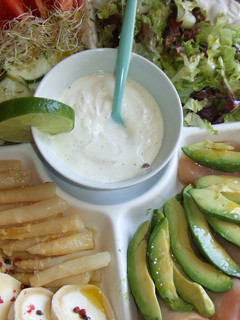 Una foto de Ensalada de salmón con aguacate, brotes de alfalfa y salsa de yogur