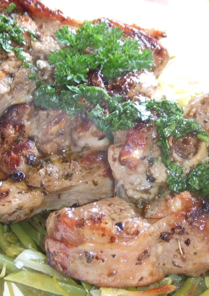 Una foto de Osobuco de pavo con salsa de perifollo