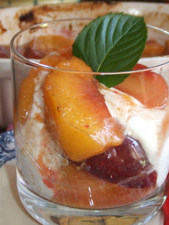 Una foto de Fruta con sirope de coñac y helado de vainilla