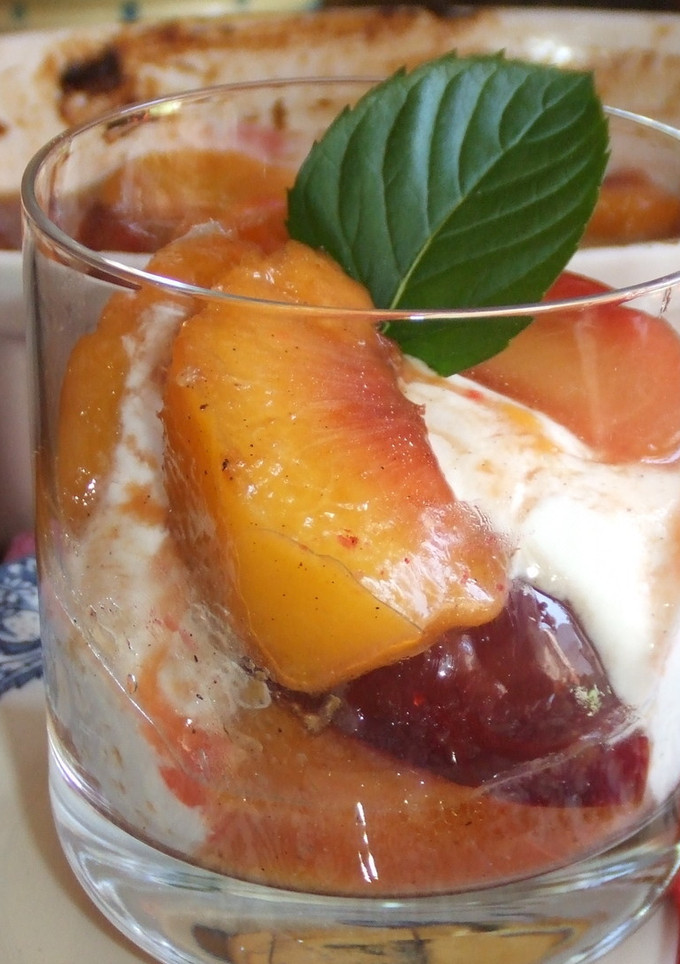 Una foto de Fruta con sirope de coñac y helado de vainilla