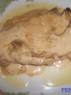 Una foto de Chuleta de cerdo con nata al queso cheddar