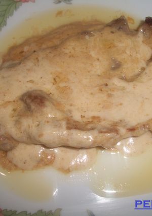 Una foto de Chuleta de cerdo con nata al queso cheddar
