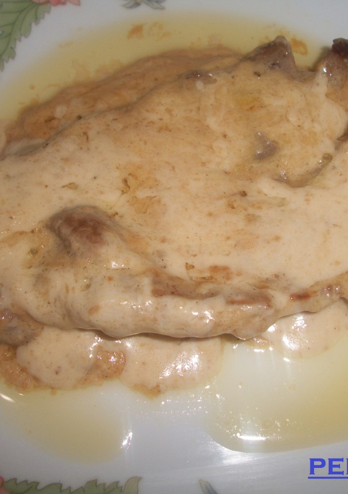 Una foto de Chuleta de cerdo con nata al queso cheddar