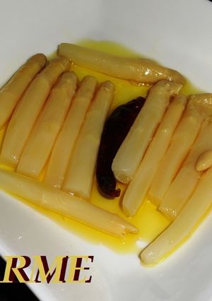 Una foto de Espárragos en aceite picante