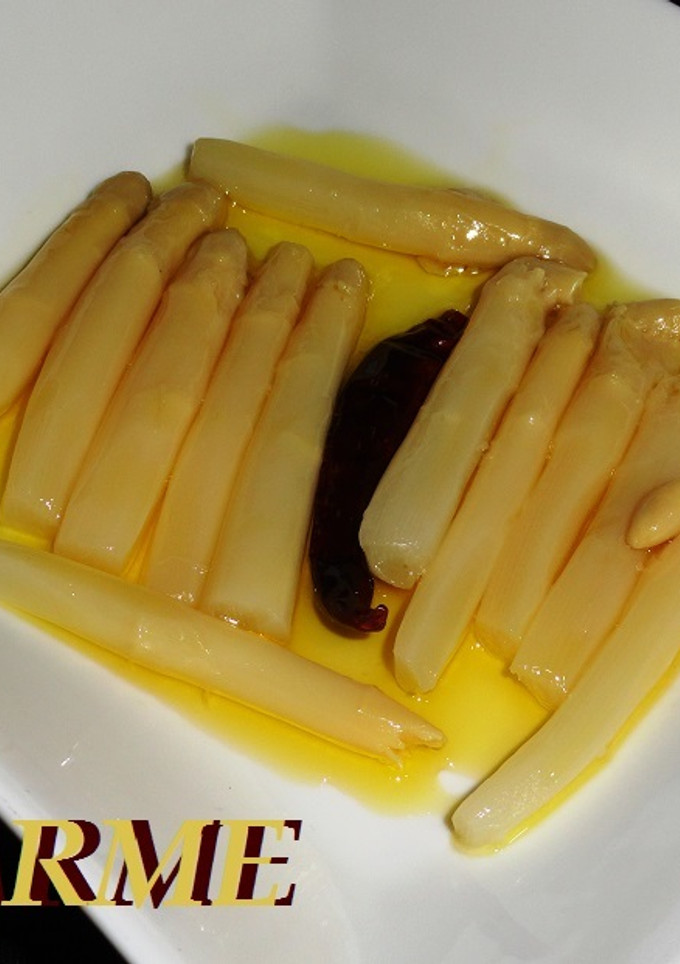 Una foto de Espárragos en aceite picante