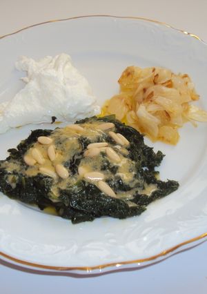 Una foto de Espinacas y huevo en ensalada