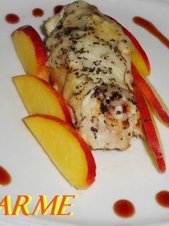 Una foto de Rollitos de pollo gratinados rellenos de jamón serrano