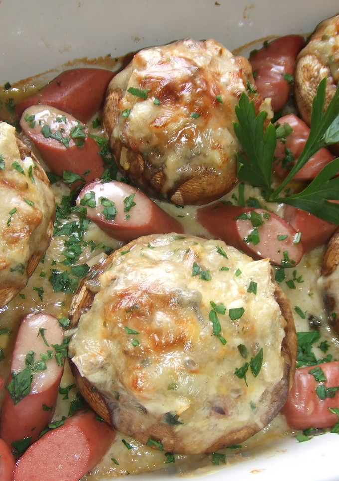Una foto de Champiñones rellenos y salchichas al horno