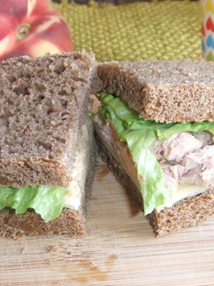 Una foto de Sándwich especial de pan integral con ventresca de atún