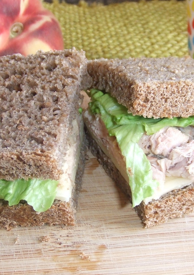 Una foto de Sándwich especial de pan integral con ventresca de atún