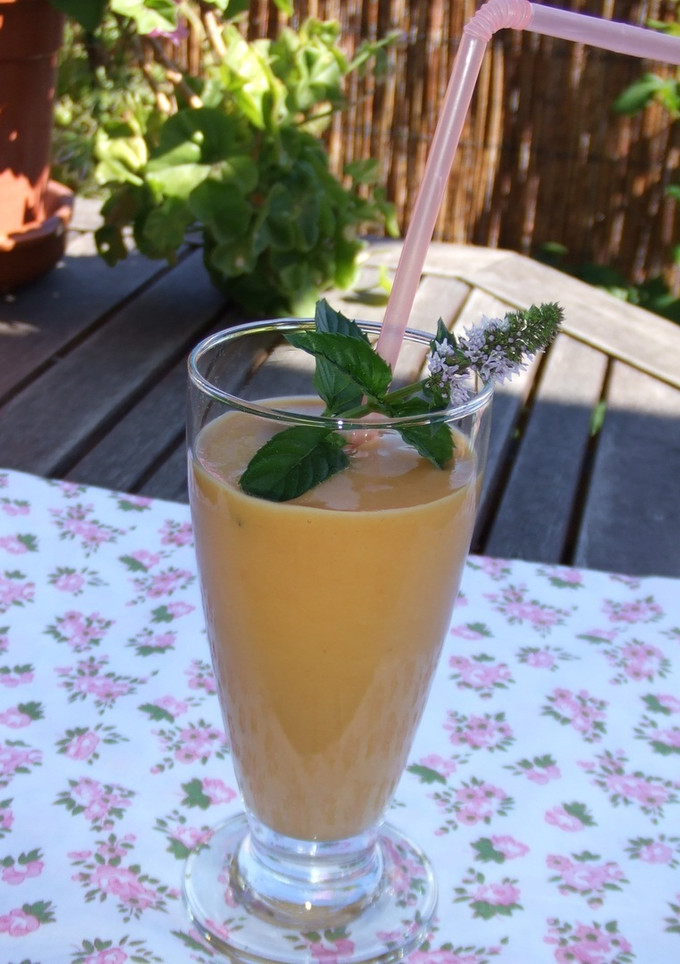 Una foto de Batido helado de melocotones con menta y canela