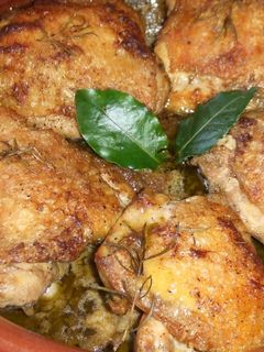 Una foto de Pollo con salsa verde al horno