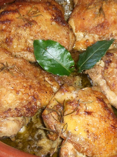Una foto de Pollo con salsa verde al horno