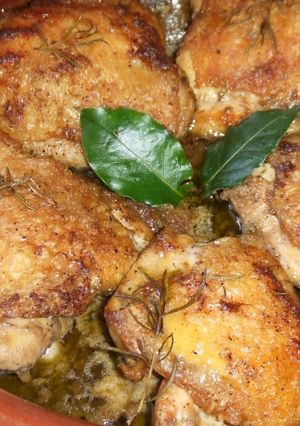 Una foto de Pollo con salsa verde al horno